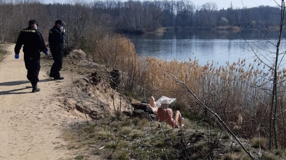 Nudisté neměli roušky